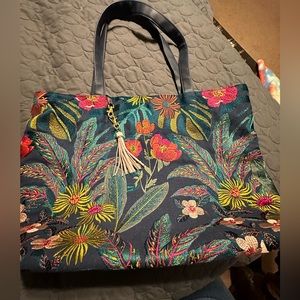 MAKEUP JUNKIE WEEKENDER TOTE BAG